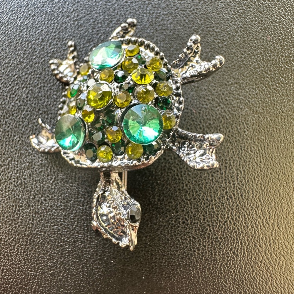 Green and Silver Turtle Brooch - Picture 3 of 4
